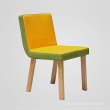 Chaises en bois colorées de salle à manger avec la nouvelle conception